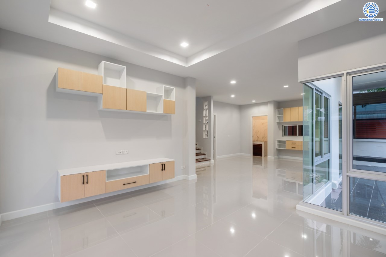 บ้านมือสองตกแต่งใหม่ ม.วิลล่าการ์เด้น1 รัตนาธิเบศร์ หลังมุม เนื้อที่ 64.1 ตร.ว. ฟังก์ชัน 4 ห้องนอน 3 ห้องน้ำ 2 ที่จอดรถ บนทำเลเดินทางสะดวก เชื่อมต่อถนนรัตนาธิเบศร์, ถนนราชพฤกษ์, ถนนกาญจนาภิษก ใกล้เซ็นทรัลเวสต์เกต รถไฟฟ้าสายสีม่วง "สถานีบางพลู" และ ทางด่วน "กาญจนาภิเษก"